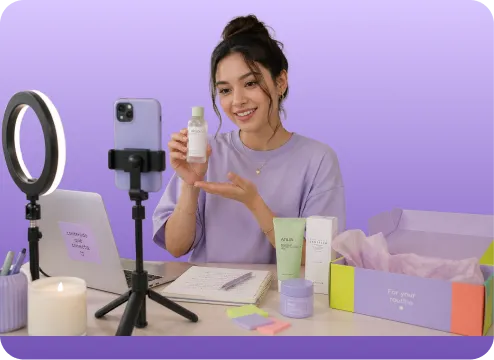 Creadora de contenido grabando reseña de producto con ring light y smartphone.